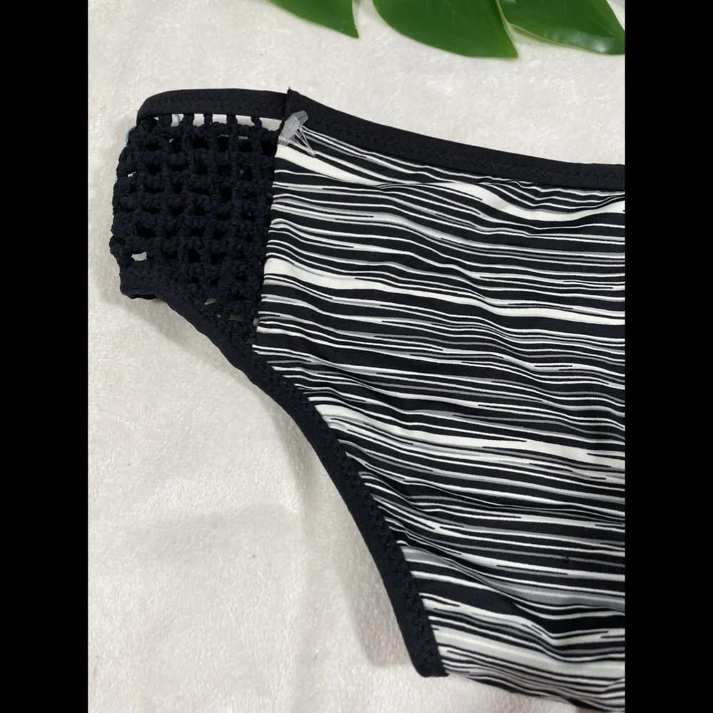 NEW FRANKIES BIKINIS Koa Crochet Bikini Bottom in Strom [SZ Medium‎ ]